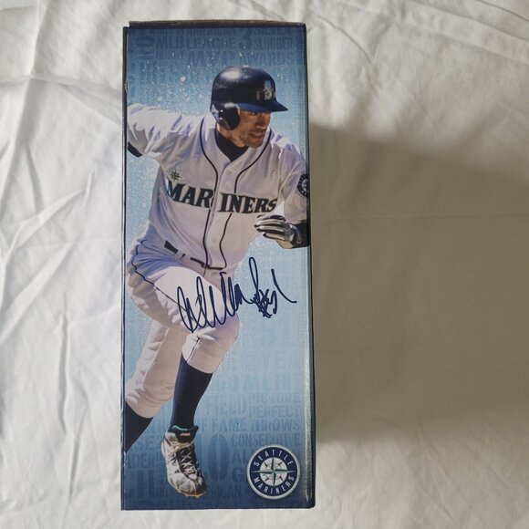 Ichiro Seattle Mariners Hall of Fame Bobblehead 8/28/22 NEW IN BOX - Picture 5 of 6